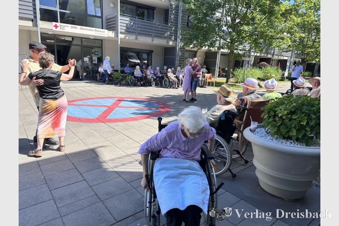 Foto: Kursana
Traumwetter zum Auftakt der Straßenkonzerte: Die Senioren tanzten vor dem Kursana Domizil zu Evergreens und sangen am Ende den Klassiker von Udo Jürgens „Immer wieder geht die Sonne auf“.
