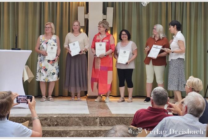 Foto: Gemeinde
Die Ehrennadel in Silber erhielten (v.l.n.r.): Dorothea Barth, Marion Leonhardt, Silvia May, Carmen Gutierrez Jimenez, Claudia Titze und Regina Vischer.