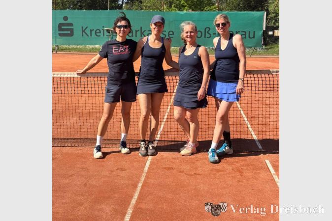 Foto: KTC
Die Damen 50 freuen sich über den Sieg in Glashütten v.l.n.r.: Sharron Bao-Vollrath, Theresa Haimberger-Zdarek, Katja Fischer und Stefanie Wessel.
