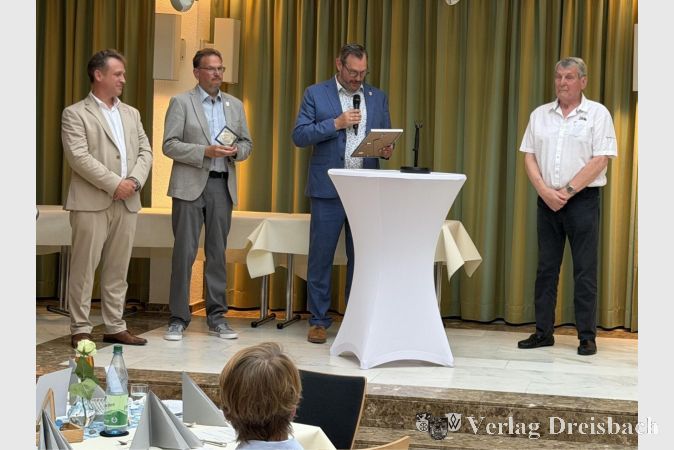 Foto: Gemeinde
Peter Schilling (rechts) bekam die Ehrenplakette der Gemeinde Kriftel verliehen.