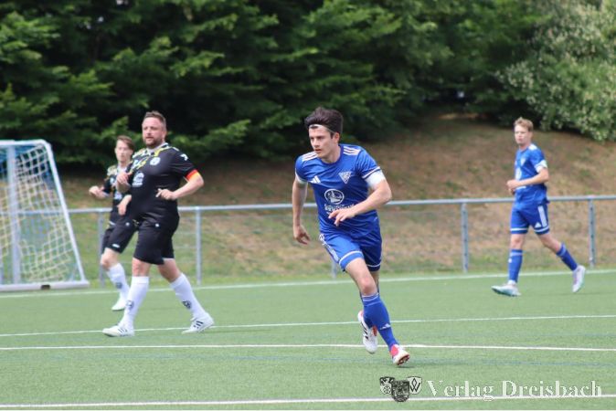 Foto: SV 07 Kriftel
Der scheidende Torhüter Luis Nauheimer verwandelte gegen Marxheim III unter großem Jubel einen Strafstoß.