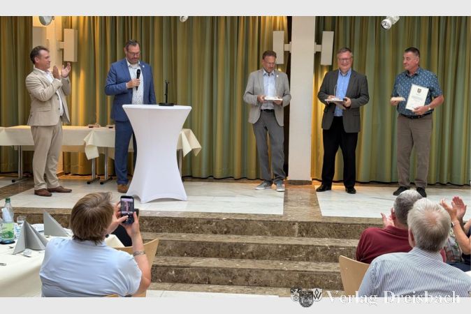 Foto: Gemeinde
V.l.n.r.: Erster Beigeordneter Martin Mohr und Bürgermeister Christian Seitz überreichten die Ehrennadel in Gold an Alexander Feist, Dr. Frank Fichert und Berthold Heil.