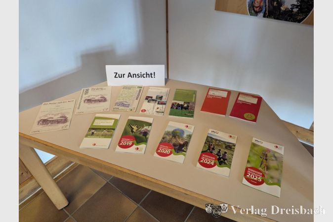 Foto: mpk
Alte Programmhefte des Naturschutzhauses lagen zum Jubiläum zur Ansicht aus.