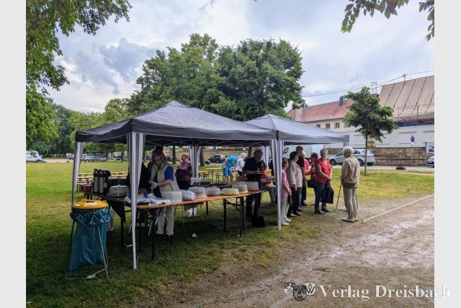 Foto: mpk
Die reichhaltige Kuchentheke wäre auch einen veritablen Besucheransturm bei schönerem Wetter gewachsen gewesen.