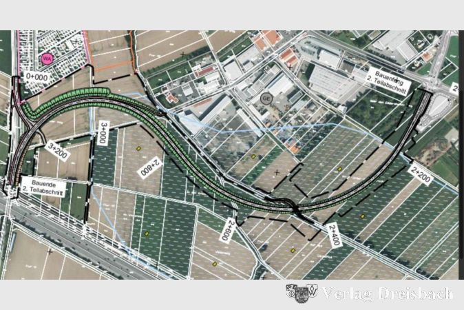 Grafik: Stadt
Der zweite Bauabschnitt verläuft von der Zufahrt an der Rüsselsheimer Straße (linker Bildrand) im Bogen südlich am Industriegebiet vorbei und endet an der Kreuzung Raunheimer Straße. Dahinter beginnt der bereits mit Baurecht versehene erste Abschnitt, der östlich der Ortsbebauung auf die Frankfurter Straße führt.