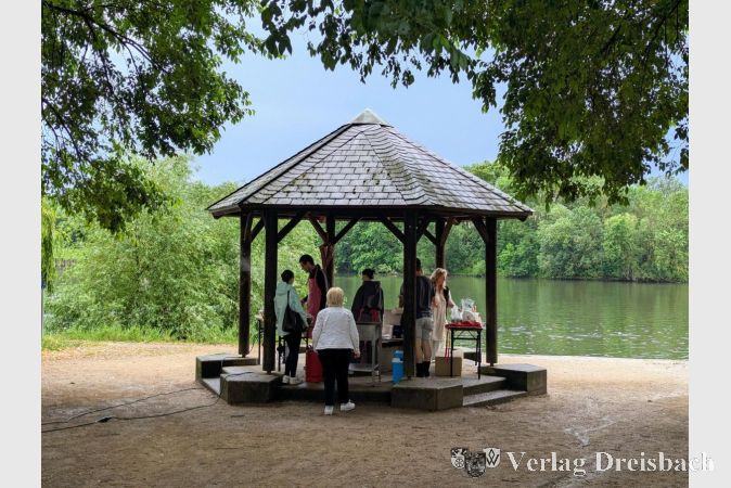 Foto: mpk
Unter dem Pavillon am Eddersheimer Mainufer wurden fleißig Bratwürste gegrillt.