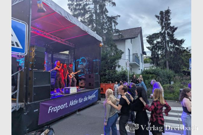 Foto: mpk
Gute Laune am Samstagabend vor der großen Bühne mit Livemusik von CNO LIVE.