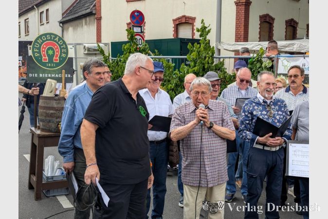 Foto: mpk
Der KGK-Vorsitzende Michael Wipfler übergab bei der offiziellen Eröffnung das Mikrophon an Kurt Mitternacht vom Männerchor des Liederkranzes, der ebenfalls ein paar Grußworte an die Festbesucherinnen und -besucher richtete.