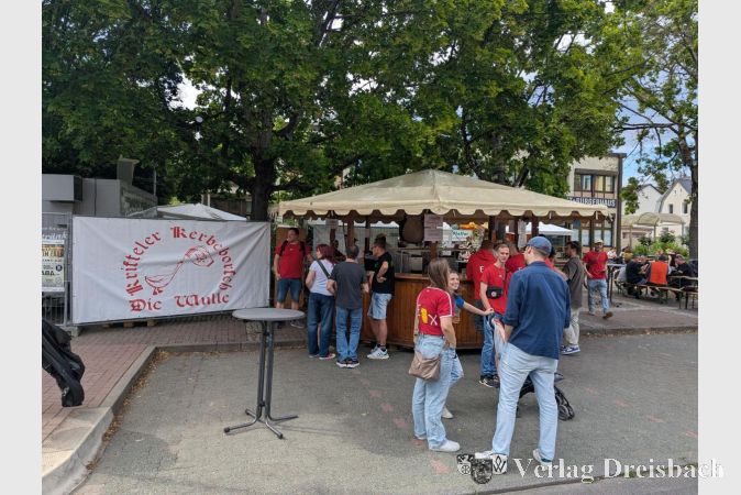 Foto: mpk
Der Stand der Kerbeborsch vor dem Rat- und Bürgerhaus.
