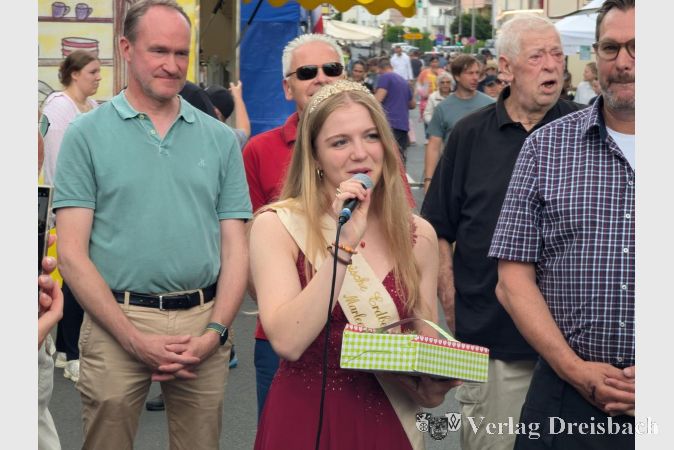 Foto: mpk
Ehrengäste bei der Festeröffnung: Die Hessische Erdbeerkönigin Marleen I. aus Kriftel am Mikrophon, hinter ihr (v.l.n.r.) der Bundestagsabgeordnete Norbert Altenkamp, Landrat Michael Cyriax und KGK-Ehrengeschäftsführer Bernhard Daubitz.