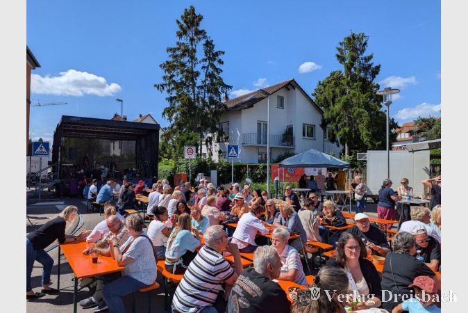 Foto: mpk
Bei strahlendem Sonnenschein warteten am Sonntag die Festbesucherinnen und -besucher auf den Auftritt der Old Beer Devilz.