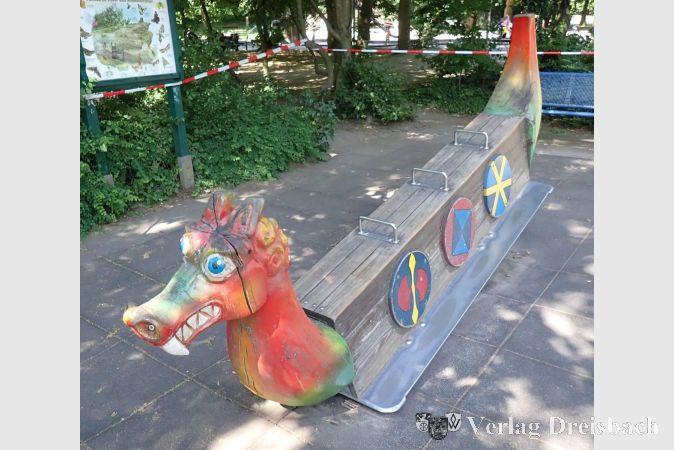 Foto: Gemeinde
Der stark beschädigte Spieldrache im Freizeitpark.