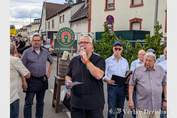 Foto: mpk
Michael Wipfler, 1. Vorsitzender der Kerbegesellschaft Kriftel, hieß das Festpublikum herzlich willkommen.