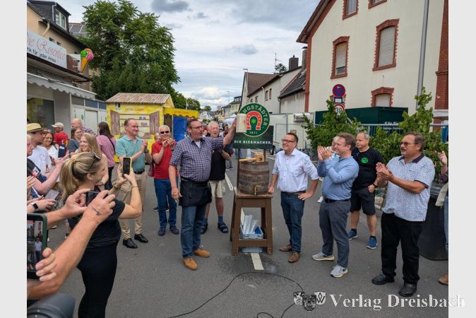 Foto: mpk
Festeröffnung mit Freibier: Bürgermeister Christian Seitz ließ nach zwei Schlägen den Gerstensaft strömen.