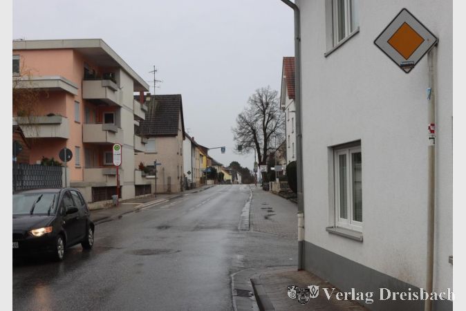 Archivbild: gus
Oben ist es eng, oben reicht es für Tempo 30 - die Anwohner im unteren Bereich der Raunheimer Straße fühlen sich durch Raser und Fahrzeugaufkommen aber ebenso reif für die Drosselung, die weiter nicht in Sicht ist.