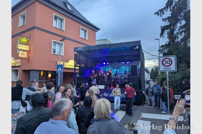 Foto: mpk
CNO LIVE heizte am Samstagabend der feierlustigen Menge ein.