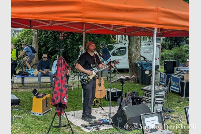 Foto: mpk
Live-Musik mit Stefan Keil, "Deutschlands bestem Neil Young", an der Weiherwiese.
