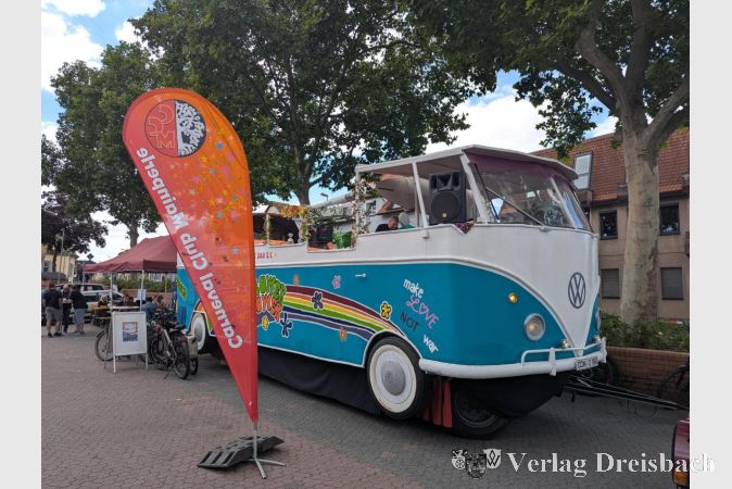 Foto: mpk
Partyzone des CCM mit dem diesjährigen Umzugswagen am Posthofparkplatz.