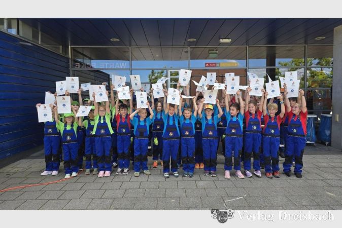 Foto: Feuerwehren Hattersheim
Insgesamt 40 Kinder der Feuerlöwen, Löschdrachen und Löschzwerge legten erfolgreich die Kinderflamme der Stufen 1 bis 4 ab.