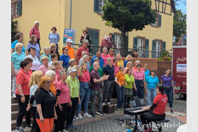 Foto: mpk
Auftritt der Chorgemeinschaft Hattersheim e.V. am Sonntagnachmittag auf dem Marktplatz.