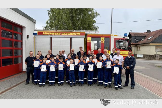 Foto: Feuerwehren Hattersheim
15 Mitglieder der Jugendfeuerwehren aus Hattersheim, Okriftel und Eddersheim absolvierten erfolgreich die erste Stufe der Jugendflamme.