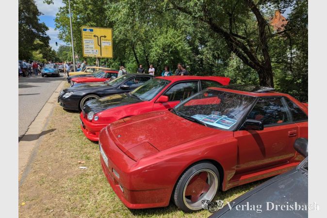 Foto: mpk
Klassische Boliden wohin das Auge sah. Nebeneinander präsentierten die Oldtimer-Fans ihre Prunkstücke.