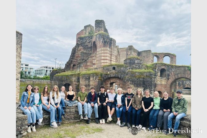 Foto: privat
Die Krifteler Schülerinnen und Schüler vor den Kaiserthermen.