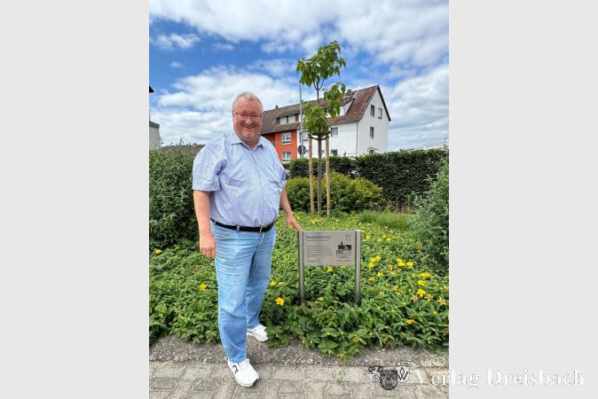 Foto: Stadt Hattersheim
Bürgermeister Klaus Schindling bei der Einweihung des neuen Blauglockenbaums.