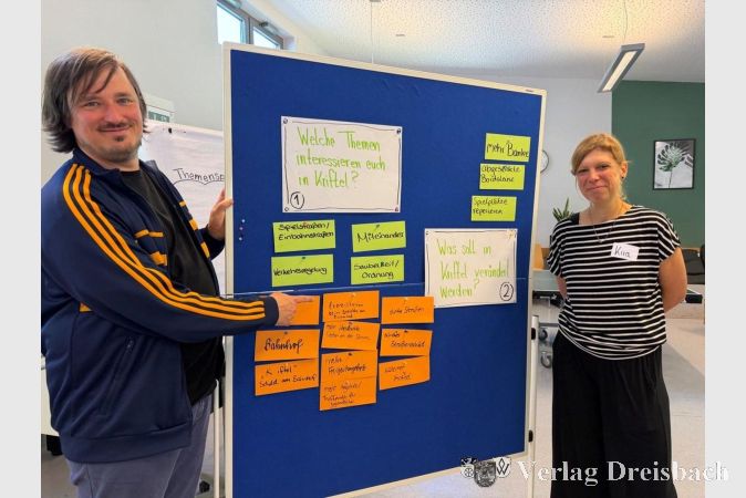 Foto: Gemeinde
Kristof Schütt und Kira Schuler, die Prozessmoderatoren für Kinder- und Jugendbeteiligung. An der Pinnwand wurden Themen gesammelt, die den Jugendlichen wichtig sind.