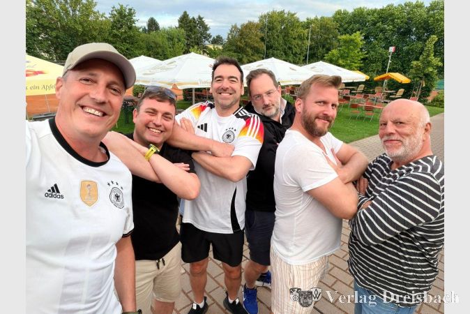 Foto: KTC
Die Herren 40 II sind nach ihrem Spiel im Fussballfieber. V.l.n.r.: Götz Posner, Nikolej Kunz, Christian Schwarzer, Michael Seibel, Bastian Steinbach und Frank Bechstein.
