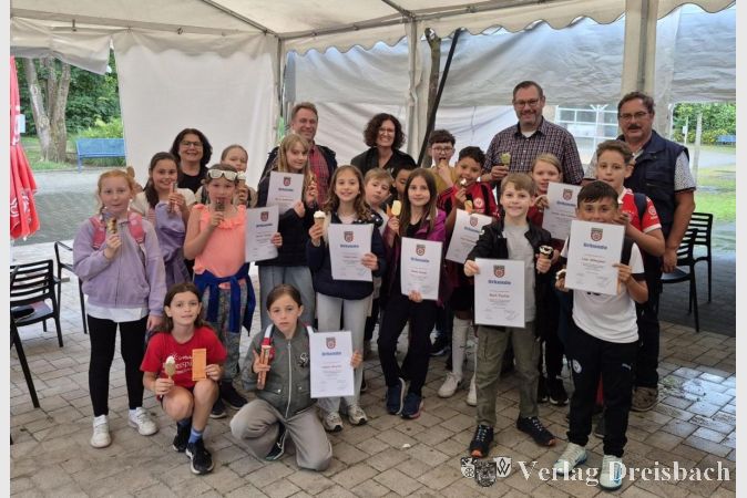 Foto: Gemeinde
In der einen Hand die Urkunde, in der anderen das Eis: Der Kinderbeirat bei seiner letzten Sitzung des Schuljahres.