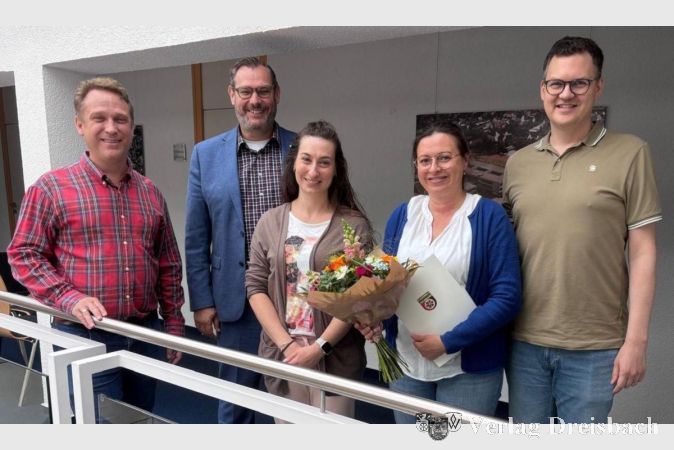 Foto: Gemeinde
Gratulierten Sandra Löhr (2. v. re.) zum Dienstjubiläum (v. li.): Erster Beigeordneter Martin Mohr, Bürgermeister Christian Seitz, Frauenbeauftragte Tanja Kilian und Oliver Vucina, Stellvertretender Leiter des Fachbereichs „Finanzen und Steuern“.
