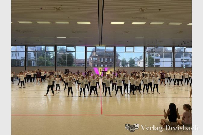 Foto: TuS Kriftel
Die Gymnastinnen der Abteilung Rhythmische Sportgymnastik beim Abschlusstanz zum Lied "Bangaranga".