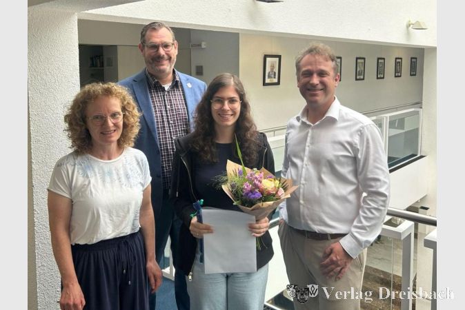 Foto: Gemeinde
Laura Strauch (3.v.l.) nahm die Glückwünsche von Personalamtsleiterin Jutta Kuchenbrod (links), Bürgermeister Christian Seitz (2.v.l.) und dem Ersten Beigeordneten Martin Mohr (rechts) entgehen.