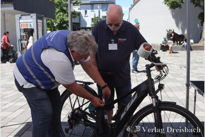Foto: gus
Ein Dutzend Anmeldungen hatte der Präventionsrad für die Codieraktion erhalten. Hier klebt Berater Andreas Soliga eine Codierung bei einem Sonderauftrag, vom Repair-Café-Mitarbeiter Wolfgang Kiel.