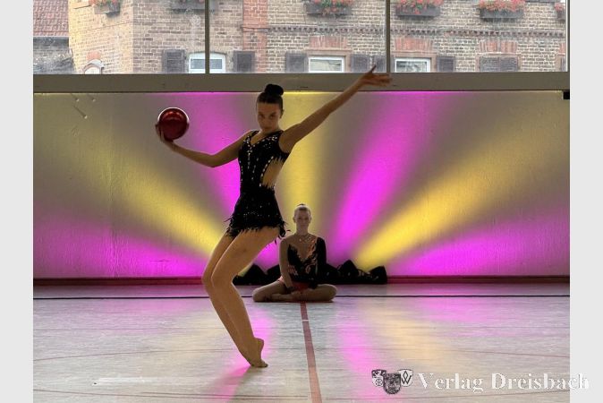 Foto: TuS Kriftel
Janine Koch bei ihrer Kür mit dem Ball.