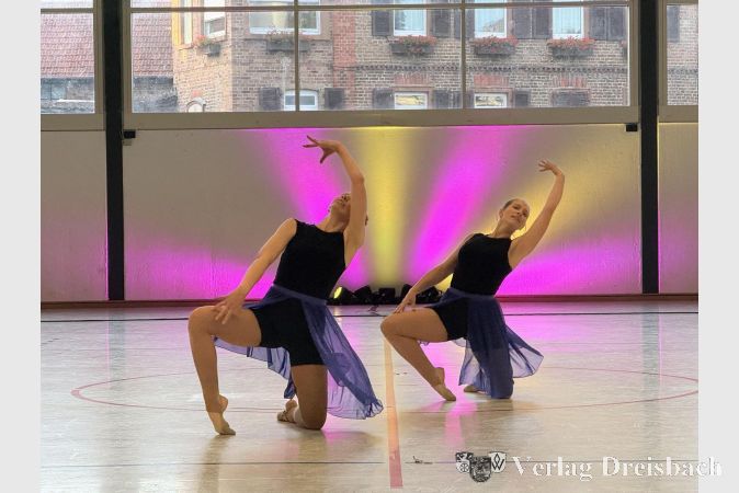 Foto: TuS Kriftel
Tanzen den Showtanz zum Thema "Musical" (v.l.): Johanna Maak und Caroline Roos.