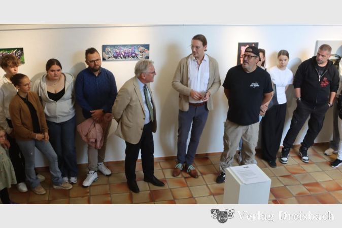 Foto: gus
Bürgermeister Bernd Blisch, Kulturamtsleiter Christoipher Naumann und Kurator Jorge Labraña (Mitte v.l.) führten in die Gruppenausstellung ein.