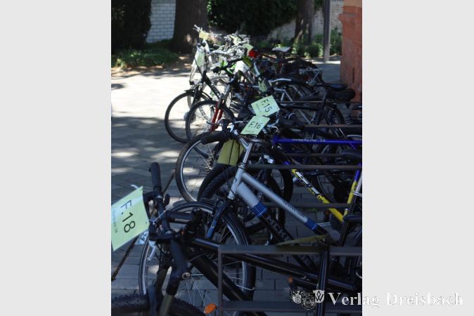 Foto: gus
Die Fahrradparade lichtete sich im Laufe der Versteigerung, am Ende hatten alle 20 Exemplare sowie zwei Roller neue Eigentümer gefunden.