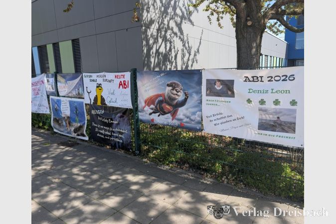 Foto: nab
Mit Plakaten wünschen Freunde und Familien viel Erfolg fürs Abitur.