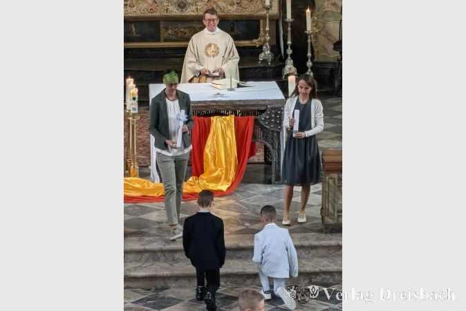 Foto: nab
Am Altar erhielten die Erstkommunionkinder von ihren Katecheten die Kerzen, die sie auf ihrem Weg zur Erstkommunion begleitet hatten.