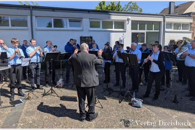 Foto: nab
Der Flörsheimer Musikverein begleitete den Festgottesdienst und den anschließenden Empfang im Innenhof musikalisch.