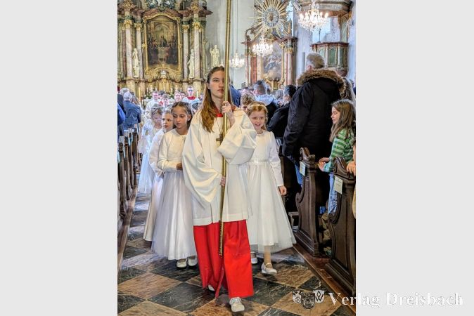 Foto: nab
Mit dem Auszug aus der Pfarrkirche St. Gallus endete für die Erstkommunionkinder ein festlicher Gottesdienst im Kreis ihrer Familien und der Gemeinde.