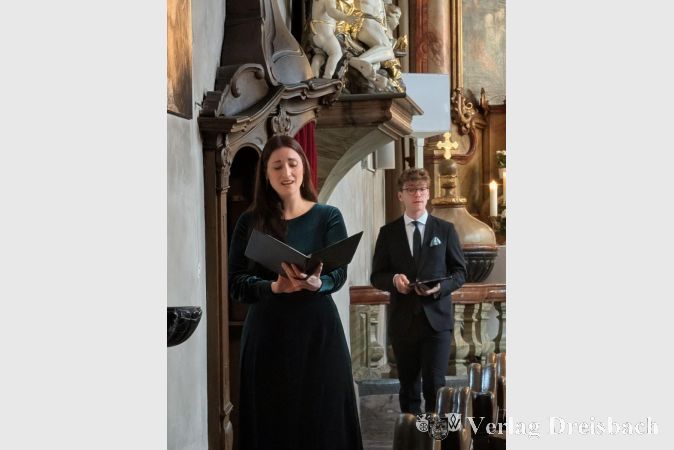 Foto: nab
Immer wieder lösten sich die Sängerinnen und Sänger von ihrer festen Position und nutzten beim Gehen durch die Kirche den Raum als Teil der musikalischen Gestaltung.