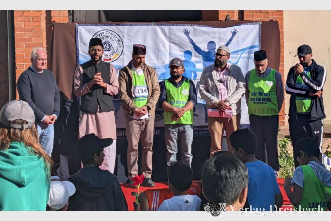 Foto: nab
Nach seiner Wiederwahl wieder vor Ort: Stadtverordnetenvorsteher Michael Kröhle (l.) bei der Abschlussveranstaltung des Charity Walks der Ahmadiyya-Gemeinde.