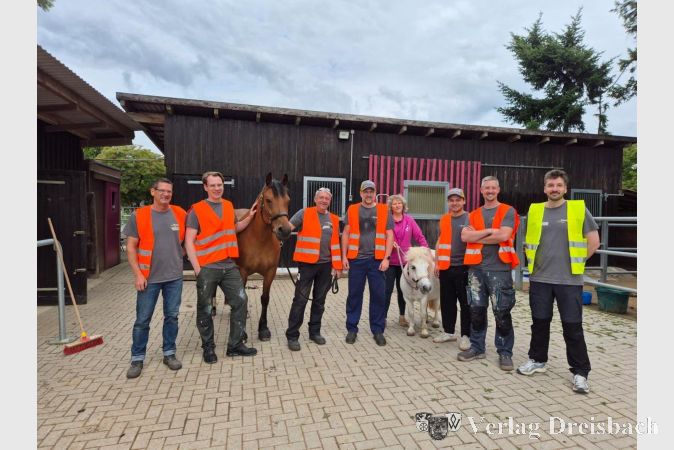 Foto: Laura Bemb
Reittherapie: Die Mitarbeitenden der Süwag mit den tierischen Therapeuten.