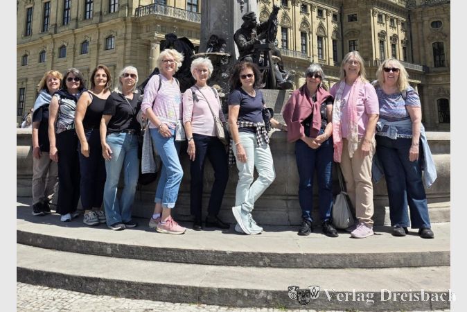 Foto: Bärbel Siebert
Gutgelaunt nahm ein Teil der Frauenfitness-Abteilung der SG DJK Hattersheim bei der diesjährigen DJK-Frauenfahrt des Diözesanverbands nach Würzburg teil.
