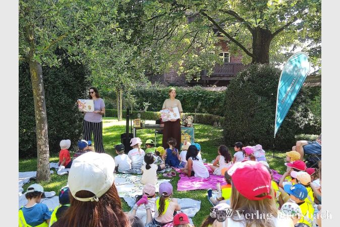 Foto: Stadt Hattersheim
Kinderbuchautorin Jule Wellerdiek begeisterte die junge Zuhörerschaft im Bürgergarten.