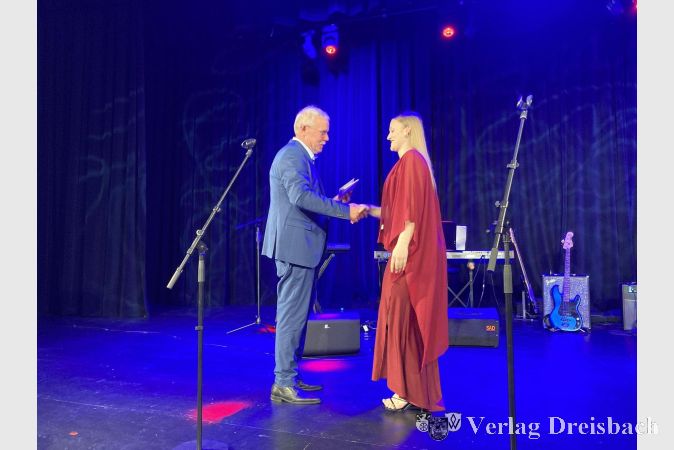 Foto: hl
Stadtverordnetenvorsteher Georg Reuter gratuliert Lena Huber aus der 10R2 zu ihrem hervorragenden Notendurchschnitt von 1,1.