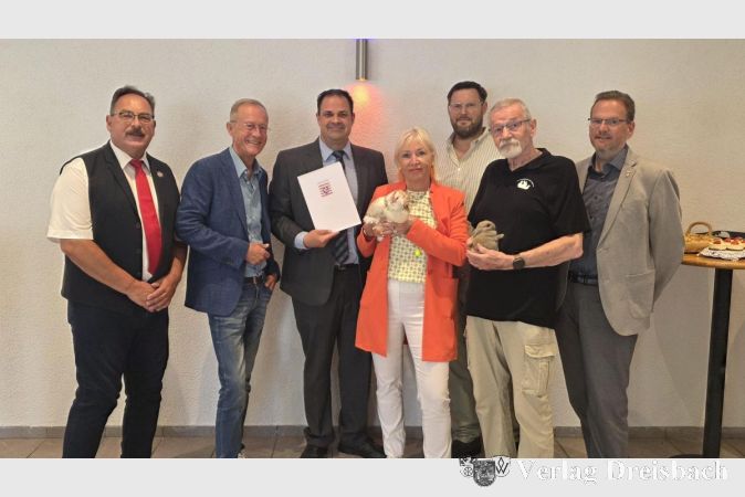 Foto: Gemeinde
Bescheidübergabe mit Digitalministerin Prof. Dr. Krisna Sinemus (Mitte).